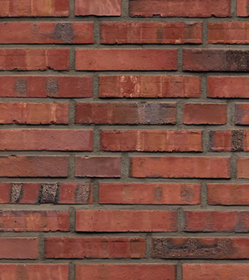 Klinkerwand aus BrandZwei Rot mit hellen und dunklen Farbnuancen