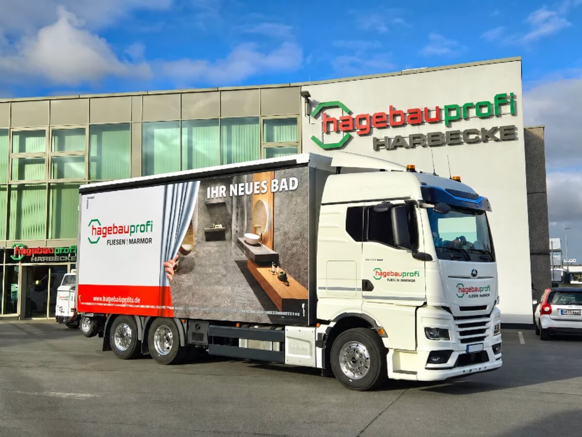 hagebauprofi Harbecke – Standort mit Fliesen-LKW Gebäude von hagebauprofi Harbecke mit Fliesen+Marmor-LKW auf dem Hof